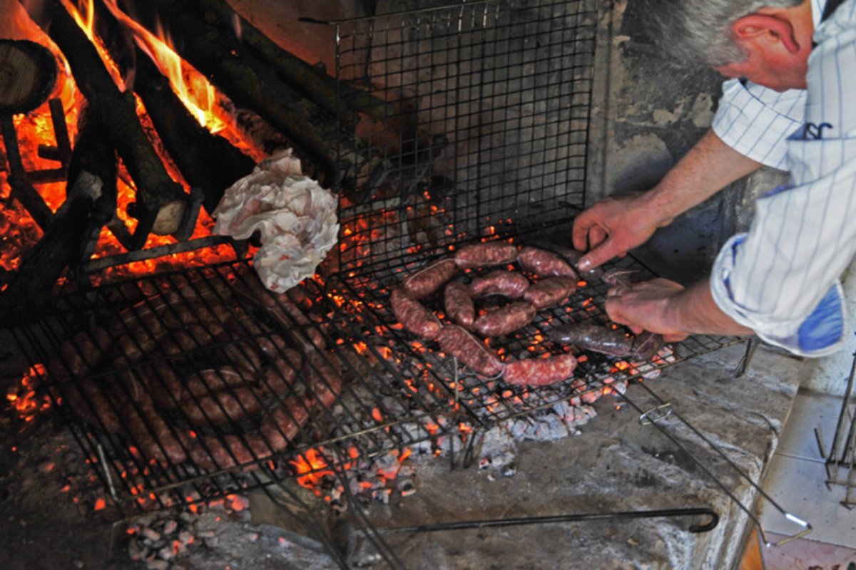 Bandita la salamella dalla sagra, la svolta salutista che fa insorgere la Lega: “Cancellati simboli identitari”
