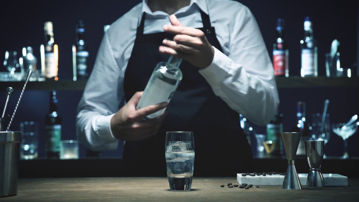 Lancia la sua 500 contro il bar per una sambuca annacquata, signora al tavolino resta con la gamba amputata