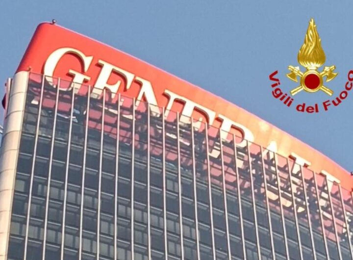 scritta grattacielo milano