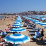 spiaggia con ombrelloni