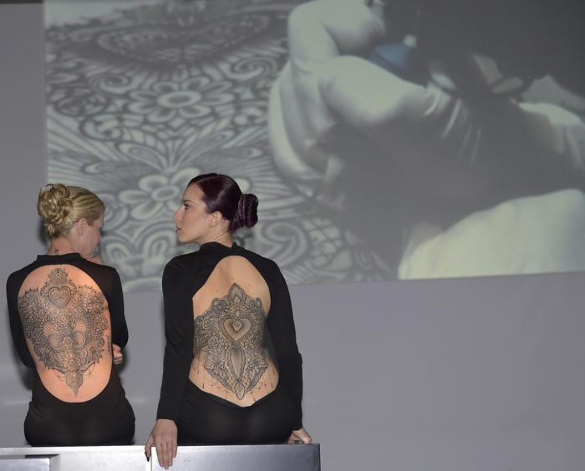 I tatuaggi sotto l’uniforme si vedono, non può fare la vigilessa. Il Tar esclude discriminazioni di genere