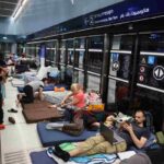 Gente dorme nella metro a Tel Aviv