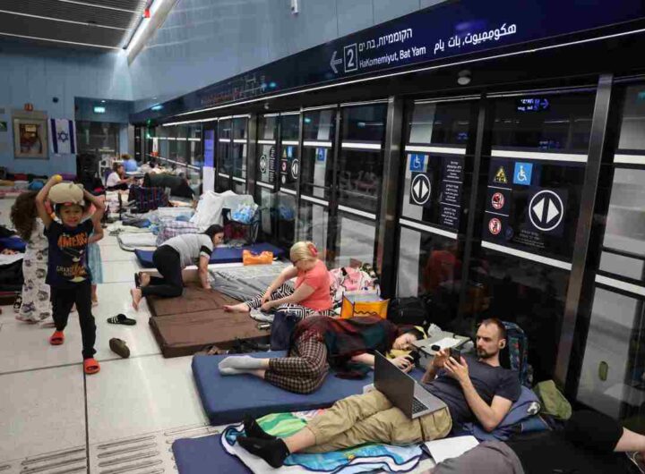 Gente dorme nella metro a Tel Aviv