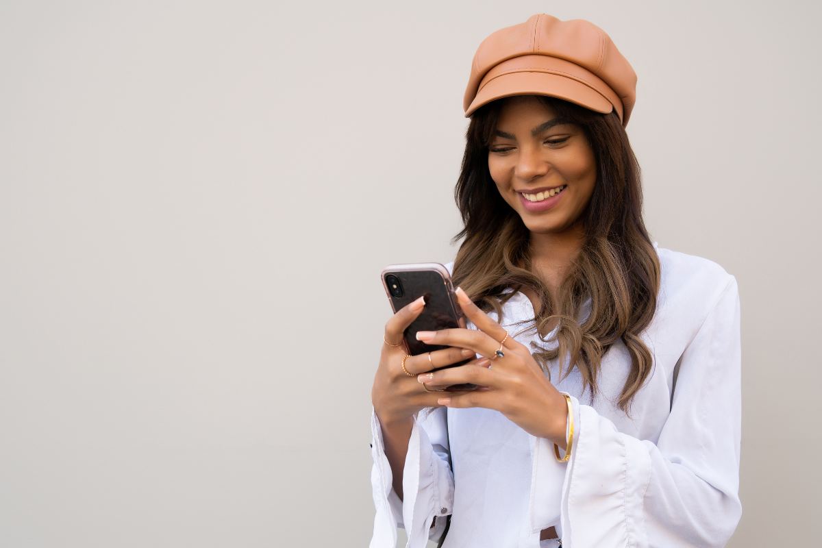 Cos’è quel foro sui cellulari vicino alla porta del caricabatterie e perché dovresti evitare di danneggiarlo