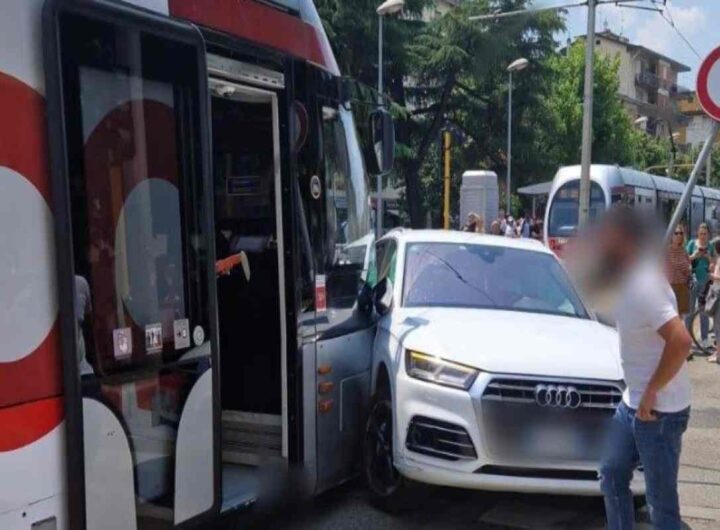 Il tram contro l'auto a Firenze