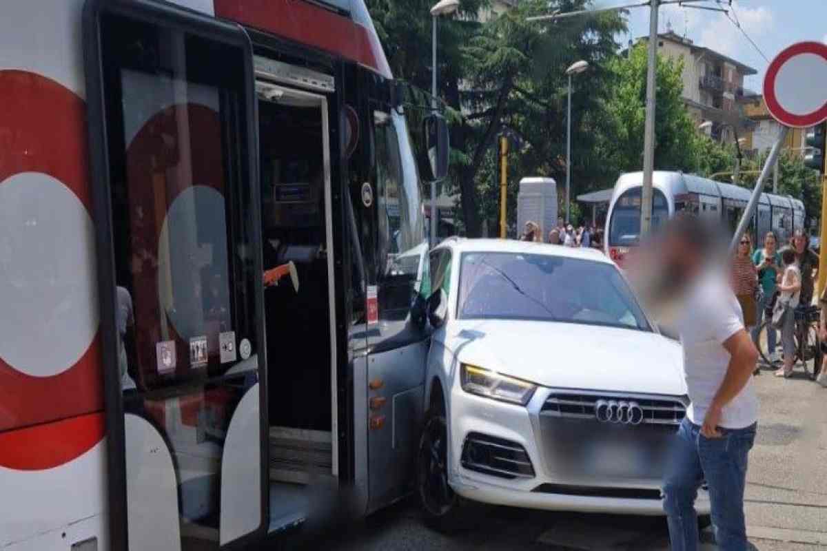 Il tram contro l'auto a Firenze