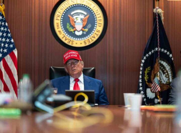 Trump col cappellino Maga