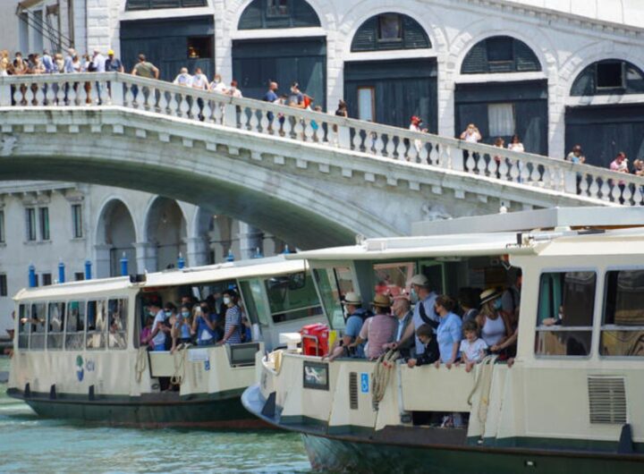 un vaporetto a venezia