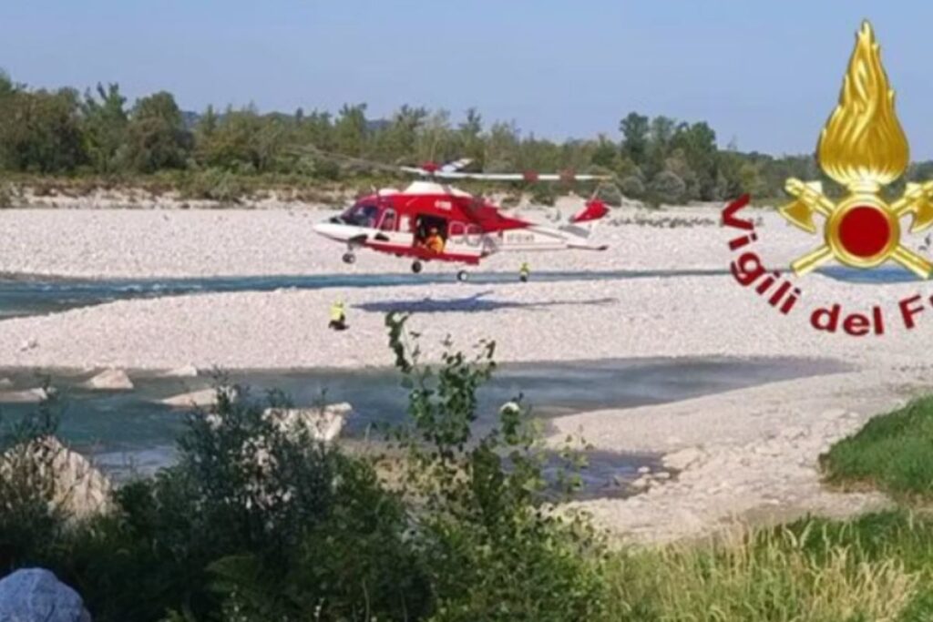 vigili del fuoco sul fiume piave a treviso