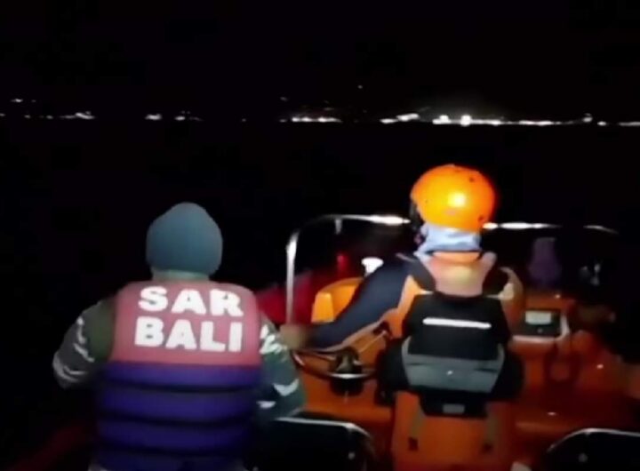 Le ricerche dei dispersi del traghetto affondato a Bali