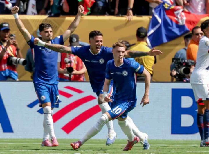Giocatori Chelsea festeggiano dopo un gol in finale al Mondiale per club