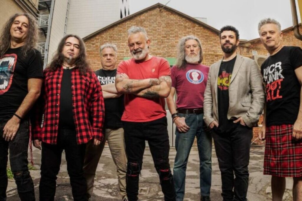 I Modena City Ramblers in posa per una foto promozionale della band