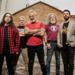 I Modena City Ramblers in posa per una foto promozionale della band