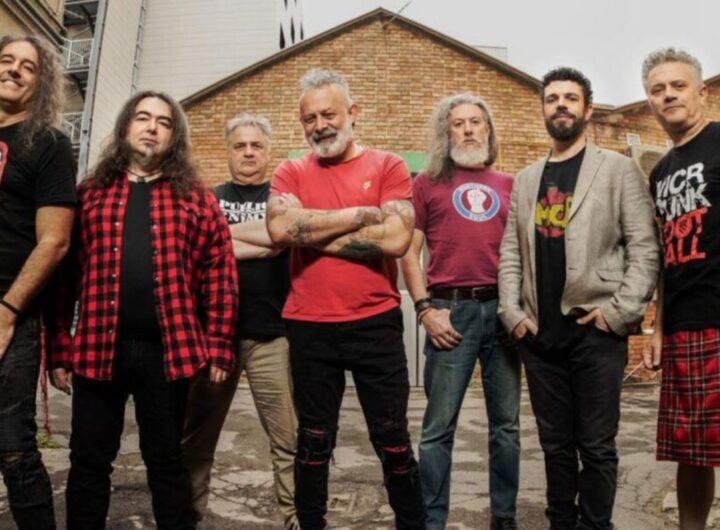 I Modena City Ramblers in posa per una foto promozionale della band