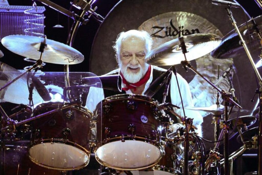 MIck Fleetwood, storico batterista dei Fleetwood Mac, dietro la sua batteria durante un'esibizione