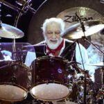 MIck Fleetwood, storico batterista dei Fleetwood Mac, dietro la sua batteria durante un'esibizione