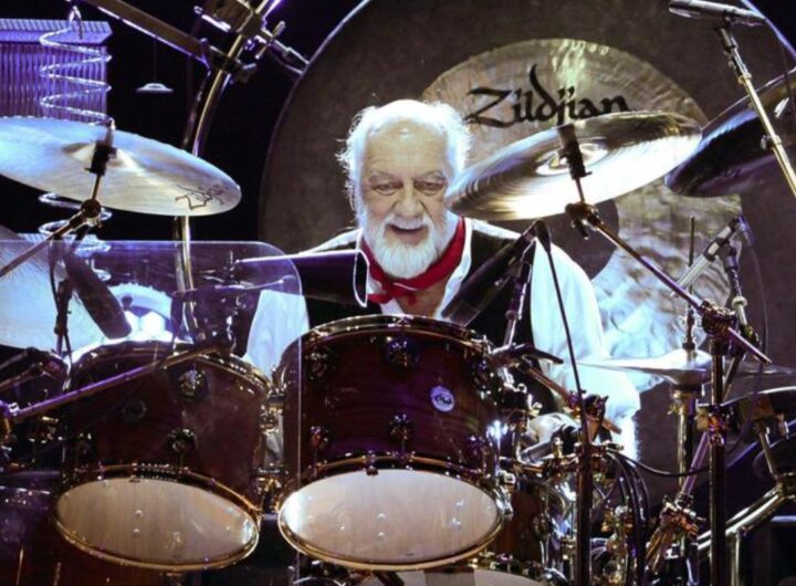 MIck Fleetwood, storico batterista dei Fleetwood Mac, dietro la sua batteria durante un'esibizione
