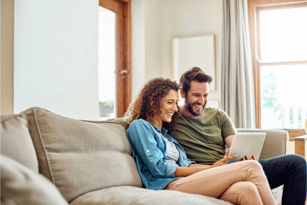 Prima delle nozze fate il test di compatibilità Ikea: montando insieme i mobili , Coppia in casa