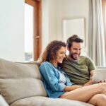 Prima delle nozze fate il test di compatibilità Ikea: montando insieme i mobili , Coppia in casa