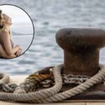 Qui il porto non è solo un punto di approdo, ma un angolo di pace e bellezza che incanta a ogni passo, con le sue case colorate e le vie strette