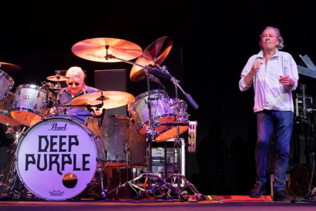 Ian Paice e Ian Gillan dei Deep Purple su un palco durante un'esibizione