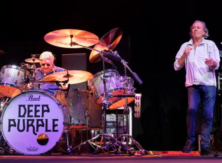 Ian Paice e Ian Gillan dei Deep Purple su un palco durante un'esibizione