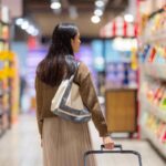 Donna al supermercato