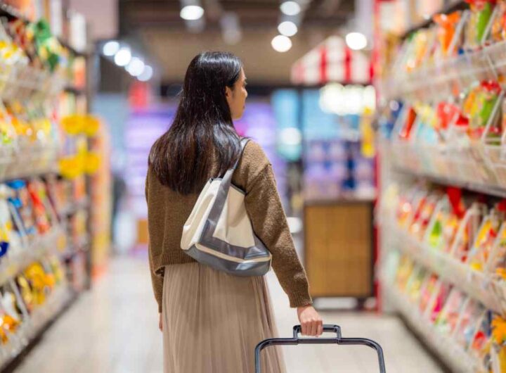 Donna al supermercato