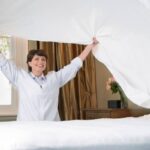 Donna cambio lenzuola