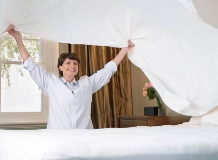 Donna cambio lenzuola