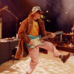 Stu MacKenzie, leader dei King Gizzard and the Lizard Wizard, sul palco con la sua band durante un'esibizione