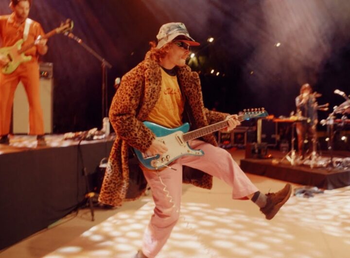 Stu MacKenzie, leader dei King Gizzard and the Lizard Wizard, sul palco con la sua band durante un'esibizione