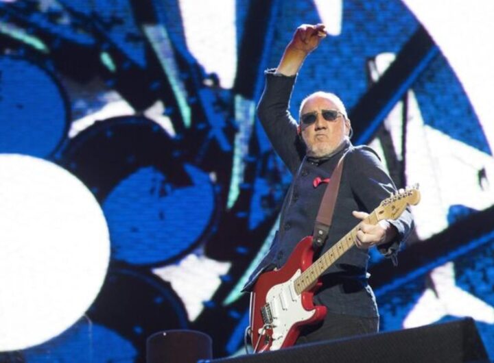 Pete Townshend sul palco con la sua chitarra durante un concerto degli Who