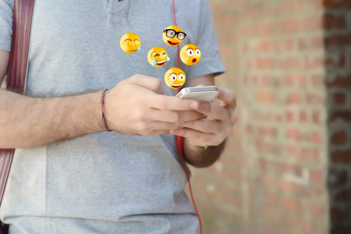 WhatsApp, sicuramente anche tu hai usato questa emoji e hai fatto una figuraccia: cosa significa veramente (non è elegantissima)