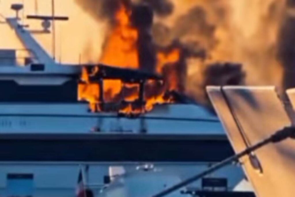Superyacht in fiamme nel porto di Saint-Tropez