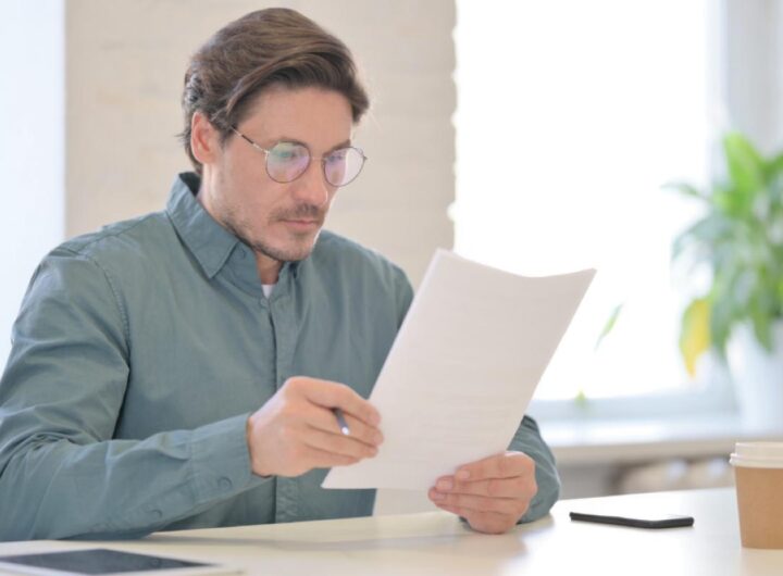 Uomo legge documento