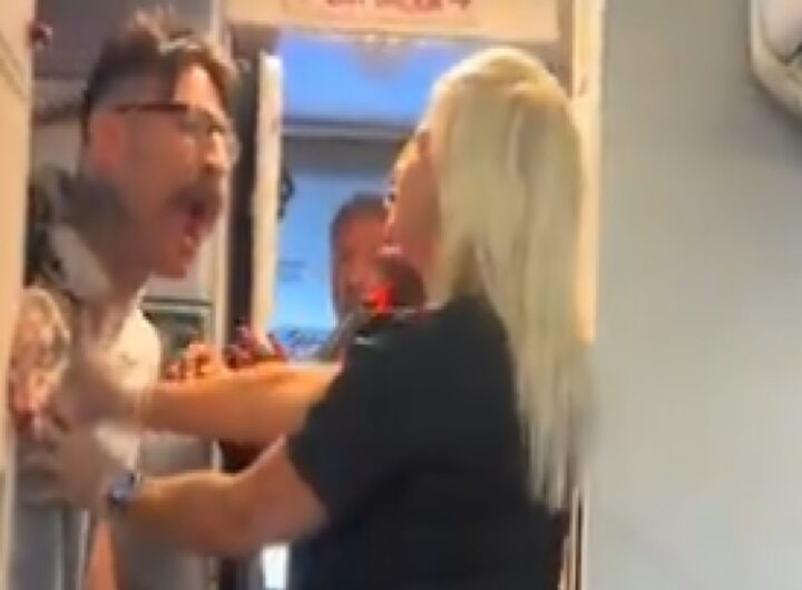 Il lottatore MMA perde il controllo e viene fatto scendere dall'aereo VIDEO