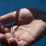 acqua sulla mano