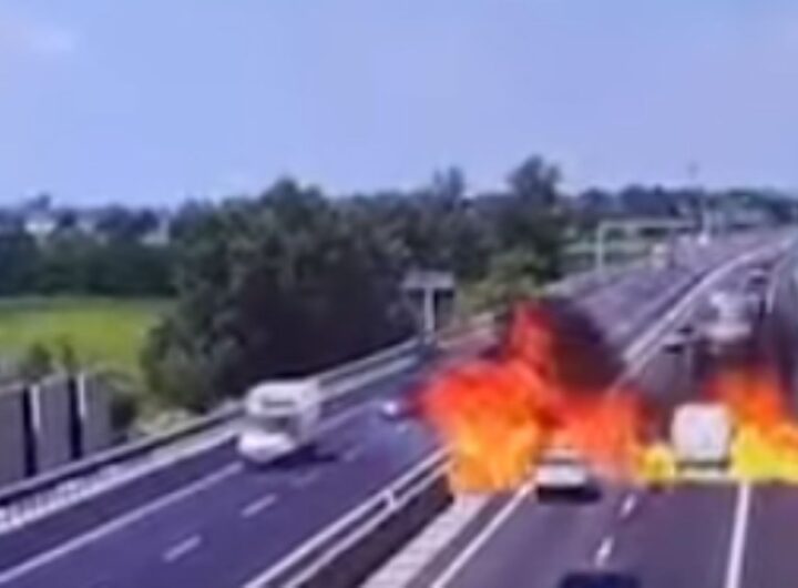 aereo si schianta in autostrada