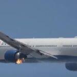 Motore di un aereo in fiamme durante il decollo