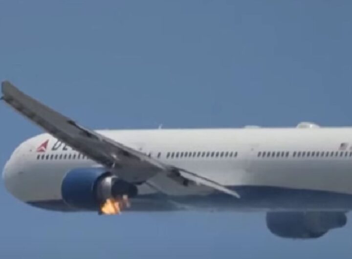 Motore di un aereo in fiamme durante il decollo