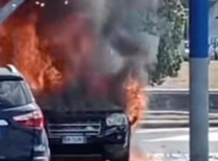 auto in fiamme