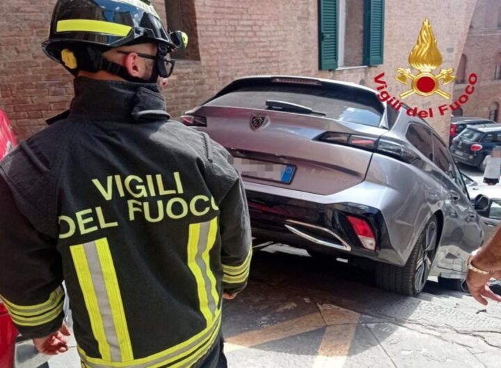 auto incastrata siena