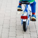 Un bambino in bicicletta