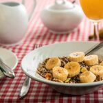 bana a pezzetti in un piatto