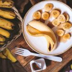piatto con una banana a fette