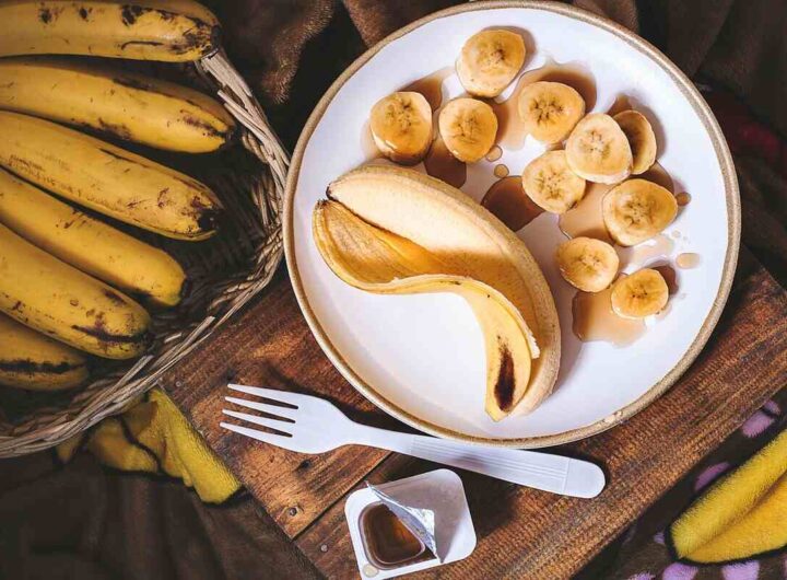 piatto con una banana a fette