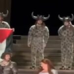 Artista con la bandiera palestinese sul palco della Royale Opera House