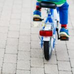 bimbo in biciletta