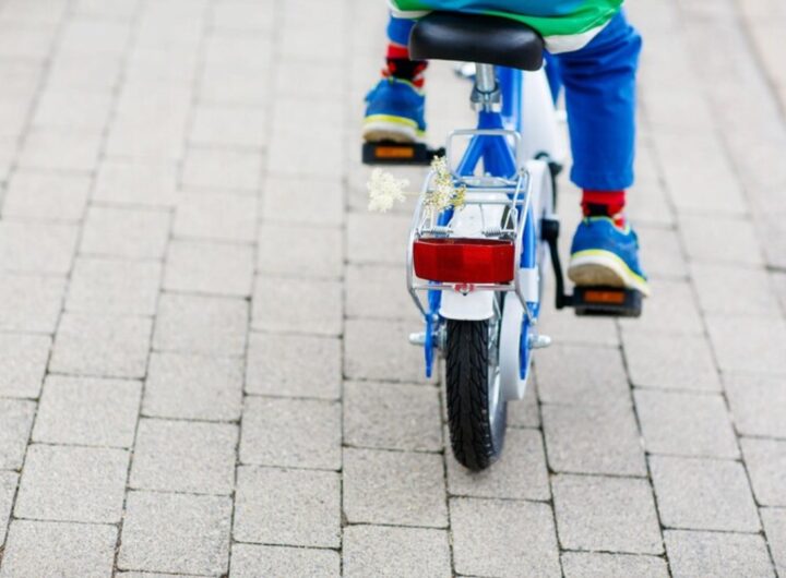 bimbo in biciletta